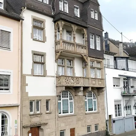 In Einem Historischen Gebaeude Mit Balkon Und Blick Auf Mosel